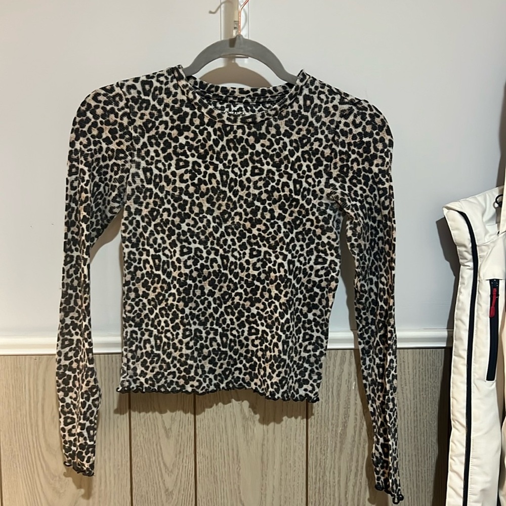 Women’s extra small long sleeve shirt.